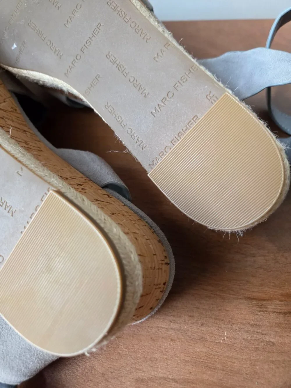 WORN ONCE MARC FISHER FAITFUL GENUINE LEATHER SCALLOPED PLATFORM SANDALS SIZE 9M